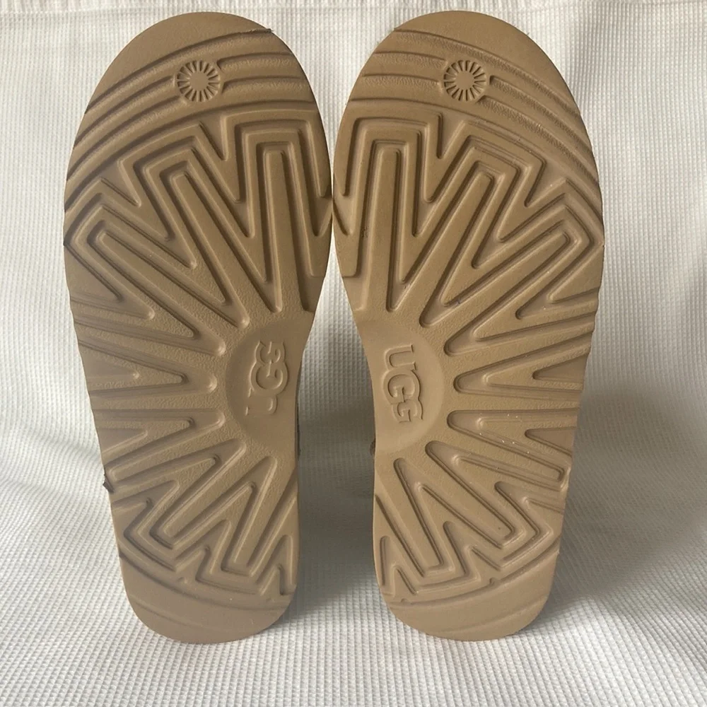 UGG Australia Glitter Shimmer Sherpa lined   Warm Boots Silver Size 5 Suede